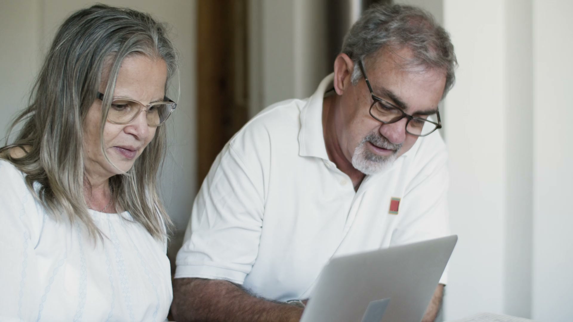 NJ senior couple comparing Medicare plans on a laptop